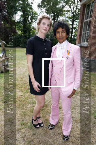 Diepenheim 31 juli 2022
Wibi Soerjadi krijgt na een tuinconcert in de tuin van zij n huis een koninklijke onderscheiding . Zijn nieuwe vriendin Mirthe is aanwezig .