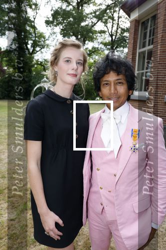 Diepenheim 31 juli 2022
Wibi Soerjadi krijgt na een tuinconcert in de tuin van zij n huis een koninklijke onderscheiding . Zijn nieuwe vriendin Mirthe is aanwezig .