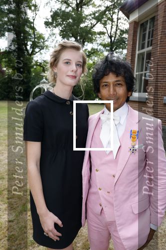 Diepenheim 31 juli 2022
Wibi Soerjadi krijgt na een tuinconcert in de tuin van zij n huis een koninklijke onderscheiding . Zijn nieuwe vriendin Mirthe is aanwezig .