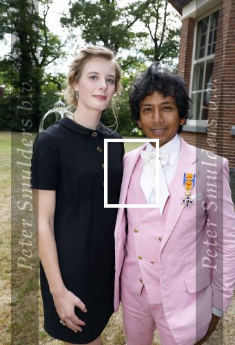 Diepenheim 31 juli 2022
Wibi Soerjadi krijgt na een tuinconcert in de tuin van zij n huis een koninklijke onderscheiding . Zijn nieuwe vriendin Mirthe is aanwezig .