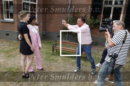 Diepenheim 31 juli 2022
Wibi Soerjadi krijgt na een tuinconcert in de tuin van zij n huis een koninklijke onderscheiding . Zijn nieuwe vriendin Mirthe is aanwezig .