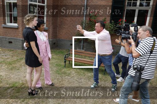Diepenheim 31 juli 2022
Wibi Soerjadi krijgt na een tuinconcert in de tuin van zij n huis een koninklijke onderscheiding . Zijn nieuwe vriendin Mirthe is aanwezig .