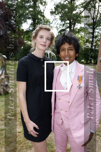 Diepenheim 31 juli 2022
Wibi Soerjadi krijgt na een tuinconcert in de tuin van zij n huis een koninklijke onderscheiding . Zijn nieuwe vriendin Mirthe is aanwezig .