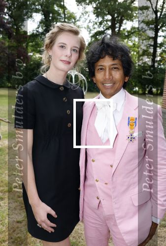Diepenheim 31 juli 2022
Wibi Soerjadi krijgt na een tuinconcert in de tuin van zij n huis een koninklijke onderscheiding . Zijn nieuwe vriendin Mirthe is aanwezig .