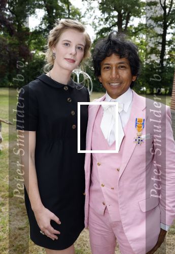 Diepenheim 31 juli 2022
Wibi Soerjadi krijgt na een tuinconcert in de tuin van zij n huis een koninklijke onderscheiding . Zijn nieuwe vriendin Mirthe is aanwezig .