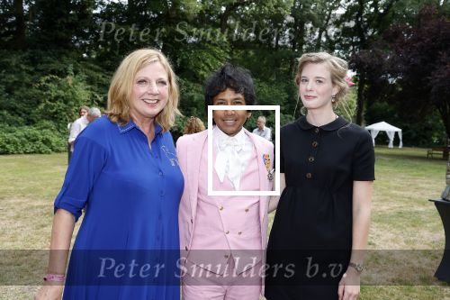 Diepenheim 31 juli 2022
Wibi Soerjadi krijgt na een tuinconcert in de tuin van zij n huis een koninklijke onderscheiding . Zijn nieuwe vriendin Myrthe is aanwezig . Wibi met Loretta Schrijver en Mirthe