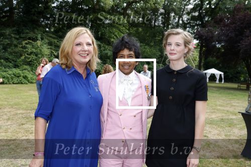 Diepenheim 31 juli 2022
Wibi Soerjadi krijgt na een tuinconcert in de tuin van zij n huis een koninklijke onderscheiding . Zijn nieuwe vriendin Myrthe is aanwezig . Wibi met Loretta Schrijver en Mirthe