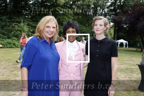 Diepenheim 31 juli 2022
Wibi Soerjadi krijgt na een tuinconcert in de tuin van zij n huis een koninklijke onderscheiding . Zijn nieuwe vriendin Myrthe is aanwezig . Wibi met Loretta Schrijver en Mirthe