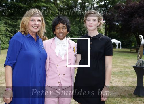 Diepenheim 31 juli 2022
Wibi Soerjadi krijgt na een tuinconcert in de tuin van zij n huis een koninklijke onderscheiding . Zijn nieuwe vriendin Myrthe is aanwezig . Wibi met Loretta Schrijver en Mirthe