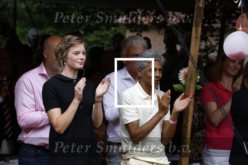 Diepenheim 31 juli 2022
Wibi Soerjadi krijgt na een tuinconcert in de tuin van zij n huis een koninklijke onderscheiding . Zijn nieuwe vriendin Mirthe is aanwezig .