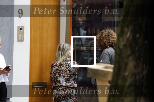 Amsterdam 19 juli 2023
Alice Zegerius gaat met haar zoon haar huyis in Amsterdam zuid binnen