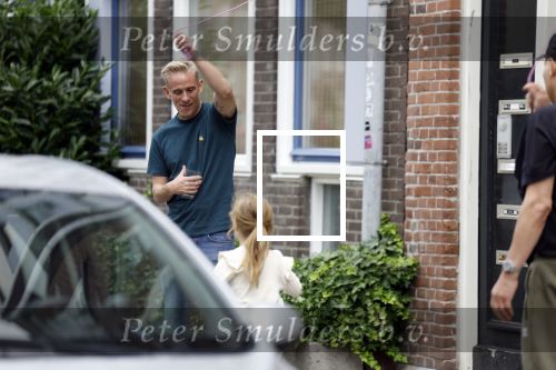 Amsterdam 15 16 en 17 juli 2023
Art Rooijakkers en zijn vriendin Karlijn Gudden wonen samen in hun nieuwe huis in Amsterdam zuid.