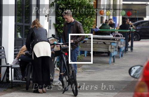 Amsterdam 15 16 en 17 juli 2023
Art Rooijakkers en zijn vriendin Karlijn Gudden wonen samen in hun nieuwe huis in Amsterdam zuid.