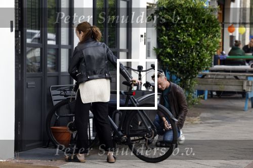 Amsterdam 15 16 en 17 juli 2023
Art Rooijakkers en zijn vriendin Karlijn Gudden wonen samen in hun nieuwe huis in Amsterdam zuid.