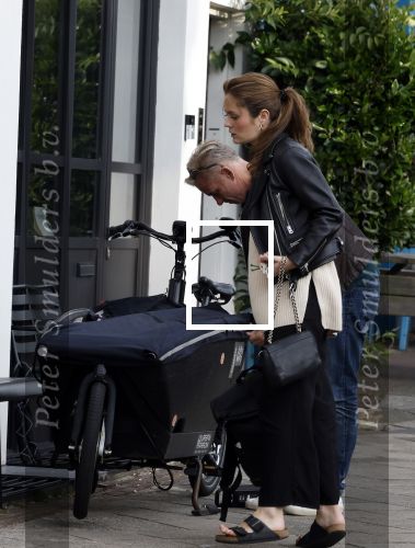 Amsterdam 15 16 en 17 juli 2023
Art Rooijakkers en zijn vriendin Karlijn Gudden wonen samen in hun nieuwe huis in Amsterdam zuid.