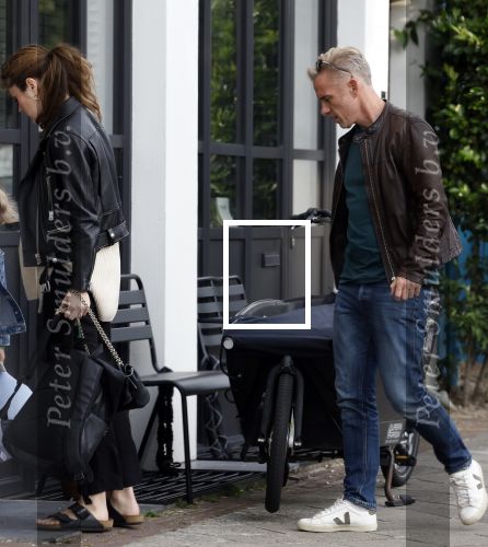 Amsterdam 15 16 en 17 juli 2023
Art Rooijakkers en zijn vriendin Karlijn Gudden wonen samen in hun nieuwe huis in Amsterdam zuid.