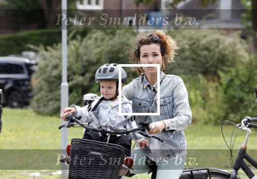 Amsterdam 16 juli 2023
Birgit Schuurman met zoontje op de fiets . Haar vriend Sander v Haarlem rijdt op scooter