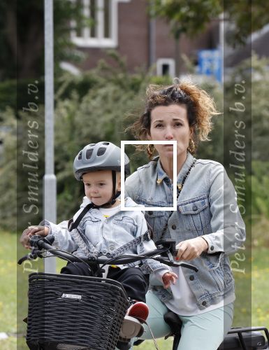 Amsterdam 16 juli 2023
Birgit Schuurman met zoontje op de fiets . Haar vriend Sander v Haarlem rijdt op scooter