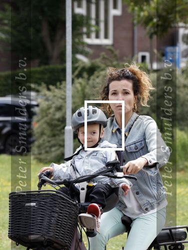 Amsterdam 16 juli 2023
Birgit Schuurman met zoontje op de fiets . Haar vriend Sander v Haarlem rijdt op scooter