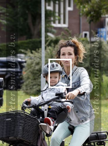 Amsterdam 16 juli 2023
Birgit Schuurman met zoontje op de fiets . Haar vriend Sander v Haarlem rijdt op scooter