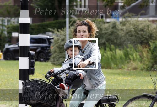 Amsterdam 16 juli 2023
Birgit Schuurman met zoontje op de fiets . Haar vriend Sander v Haarlem rijdt op scooter