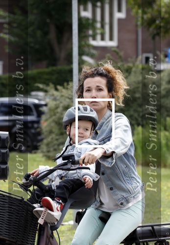 Amsterdam 16 juli 2023
Birgit Schuurman met zoontje op de fiets . Haar vriend Sander v Haarlem rijdt op scooter