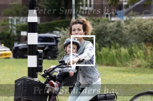 Amsterdam 16 juli 2023
Birgit Schuurman met zoontje op de fiets . Haar vriend Sander v Haarlem rijdt op scooter