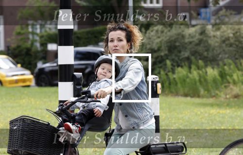 Amsterdam 16 juli 2023
Birgit Schuurman met zoontje op de fiets . Haar vriend Sander v Haarlem rijdt op scooter