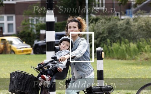 Amsterdam 16 juli 2023
Birgit Schuurman met zoontje op de fiets . Haar vriend Sander v Haarlem rijdt op scooter
