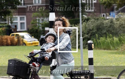 Amsterdam 16 juli 2023
Birgit Schuurman met zoontje op de fiets . Haar vriend Sander v Haarlem rijdt op scooter