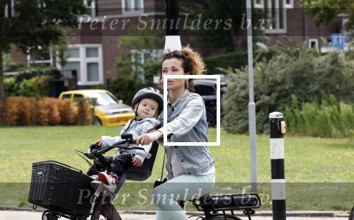 Amsterdam 16 juli 2023
Birgit Schuurman met zoontje op de fiets . Haar vriend Sander v Haarlem rijdt op scooter