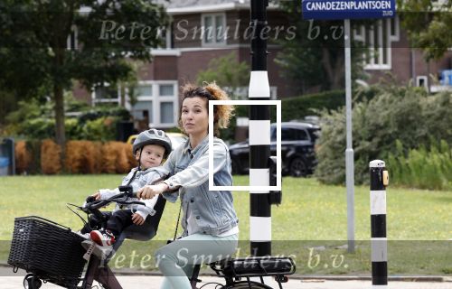 Amsterdam 16 juli 2023
Birgit Schuurman met zoontje op de fiets . Haar vriend Sander v Haarlem rijdt op scooter