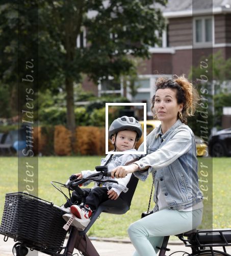 Amsterdam 16 juli 2023
Birgit Schuurman met zoontje op de fiets . Haar vriend Sander v Haarlem rijdt op scooter