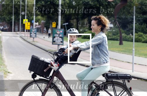 Amsterdam 16 juli 2023
Birgit Schuurman met zoontje op de fiets . Haar vriend Sander v Haarlem rijdt op scooter