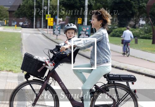 Amsterdam 16 juli 2023
Birgit Schuurman met zoontje op de fiets . Haar vriend Sander v Haarlem rijdt op scooter