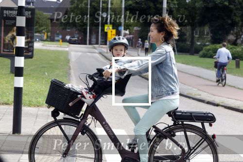 Amsterdam 16 juli 2023
Birgit Schuurman met zoontje op de fiets . Haar vriend Sander v Haarlem rijdt op scooter