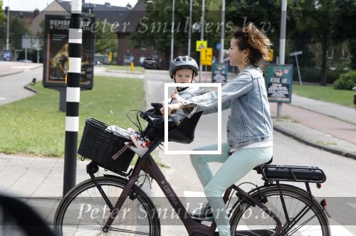 Amsterdam 16 juli 2023
Birgit Schuurman met zoontje op de fiets . Haar vriend Sander v Haarlem rijdt op scooter