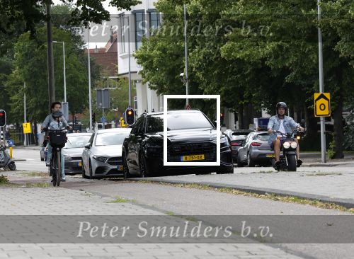 Amsterdam 16 juli 2023
Birgit Schuurman met zoontje op de fiets . Haar vriend Sander v Haarlem rijdt op scooter