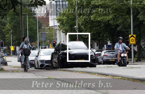 Amsterdam 16 juli 2023
Birgit Schuurman met zoontje op de fiets . Haar vriend Sander v Haarlem rijdt op scooter
