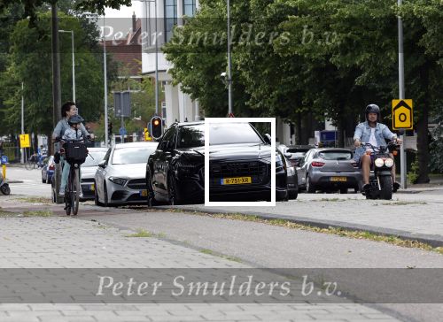 Amsterdam 16 juli 2023
Birgit Schuurman met zoontje op de fiets . Haar vriend Sander v Haarlem rijdt op scooter