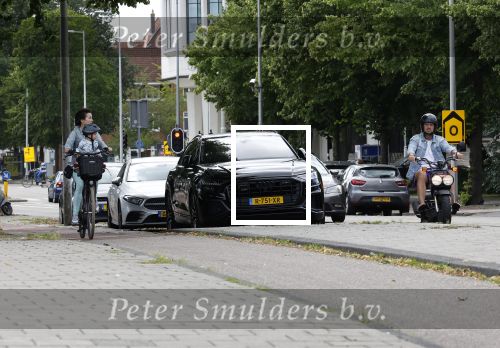 Amsterdam 16 juli 2023
Birgit Schuurman met zoontje op de fiets . Haar vriend Sander v Haarlem rijdt op scooter