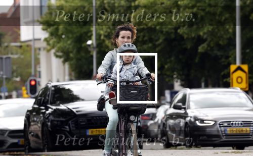 Amsterdam 16 juli 2023
Birgit Schuurman met zoontje op de fiets . Haar vriend Sander v Haarlem rijdt op scooter