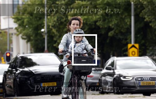 Amsterdam 16 juli 2023
Birgit Schuurman met zoontje op de fiets . Haar vriend Sander v Haarlem rijdt op scooter