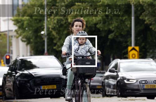 Amsterdam 16 juli 2023
Birgit Schuurman met zoontje op de fiets . Haar vriend Sander v Haarlem rijdt op scooter