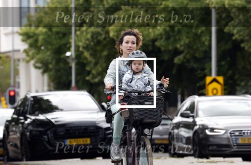Amsterdam 16 juli 2023
Birgit Schuurman met zoontje op de fiets . Haar vriend Sander v Haarlem rijdt op scooter
