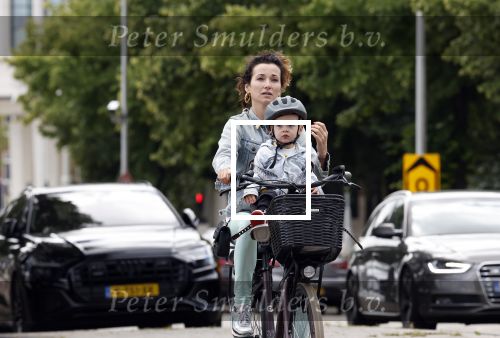 Amsterdam 16 juli 2023
Birgit Schuurman met zoontje op de fiets . Haar vriend Sander v Haarlem rijdt op scooter