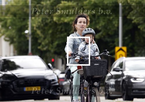 Amsterdam 16 juli 2023
Birgit Schuurman met zoontje op de fiets . Haar vriend Sander v Haarlem rijdt op scooter
