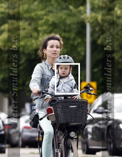 Amsterdam 16 juli 2023
Birgit Schuurman met zoontje op de fiets . Haar vriend Sander v Haarlem rijdt op scooter