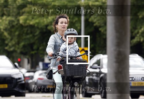 Amsterdam 16 juli 2023
Birgit Schuurman met zoontje op de fiets . Haar vriend Sander v Haarlem rijdt op scooter