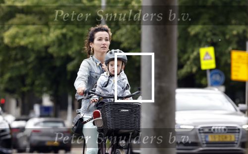 Amsterdam 16 juli 2023
Birgit Schuurman met zoontje op de fiets . Haar vriend Sander v Haarlem rijdt op scooter